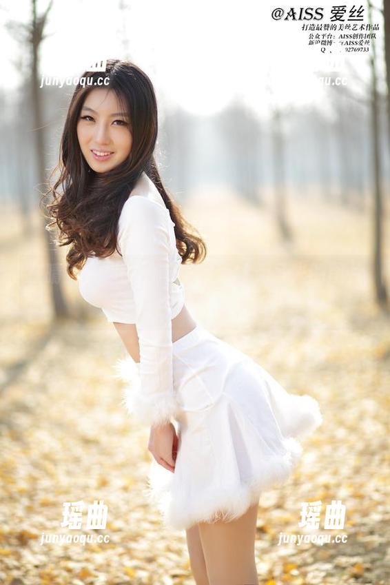 在晴空万里的闹市里，爱丝无圣光的图片展现了另一种美感哦！