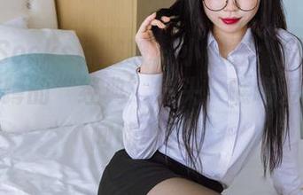 BoBoSocks袜啵啵 – 小甜豆：原图与套图，半蹲的“经典”镜头，瞧瞧爱与白眼间的架势。