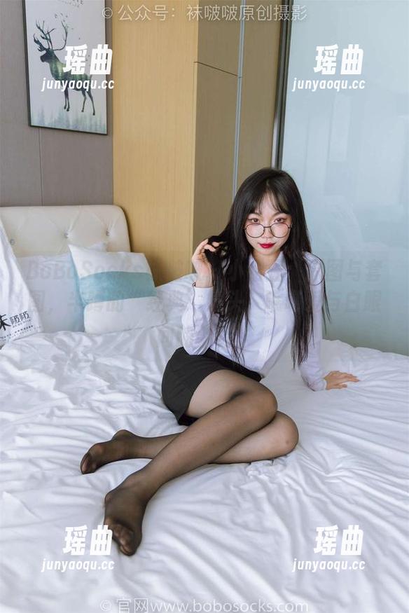BoBoSocks袜啵啵-小甜豆 BoBoSocks袜啵啵 - 小甜豆:原图与套图,半蹲的“经典”镜头,瞧瞧爱与白眼间的架势。