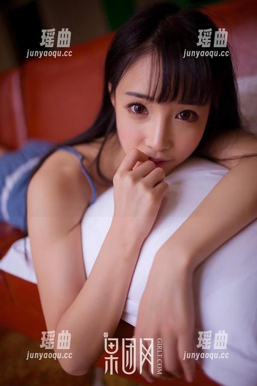 GIRLT果团网-陈雅漫 GIRLT果团网 - 短裙写真:陈雅漫似乎在和风对话!