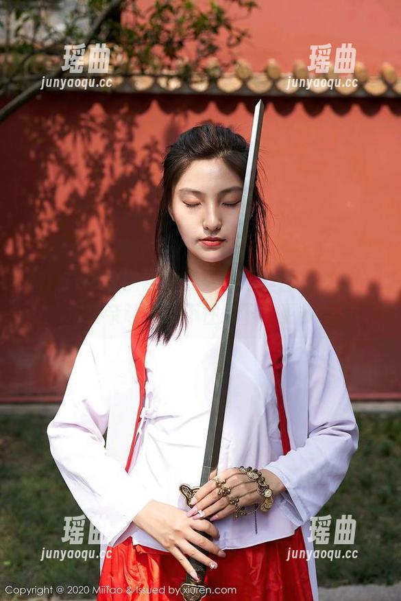 MiiTao蜜桃社-木奈奈 MiiTao蜜桃社 - 巧妙的黑丝图片搭配,木奈奈让人忍不住想下载更多!
