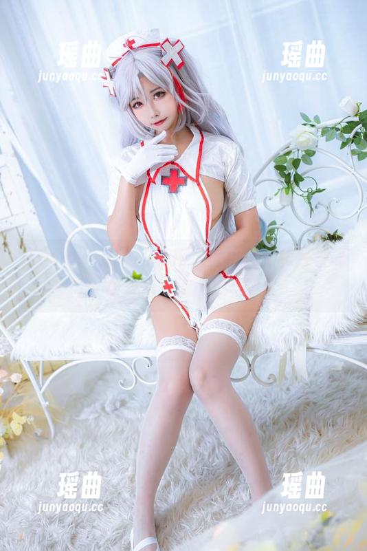 Momoko葵葵 Momoko葵葵的私拍,信浓礼服和各种搞怪表情,谁能抵挡?