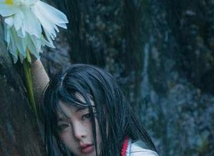 红裙热烈，NinJa阿寨寨私拍展现的那种随意真想多看几眼。