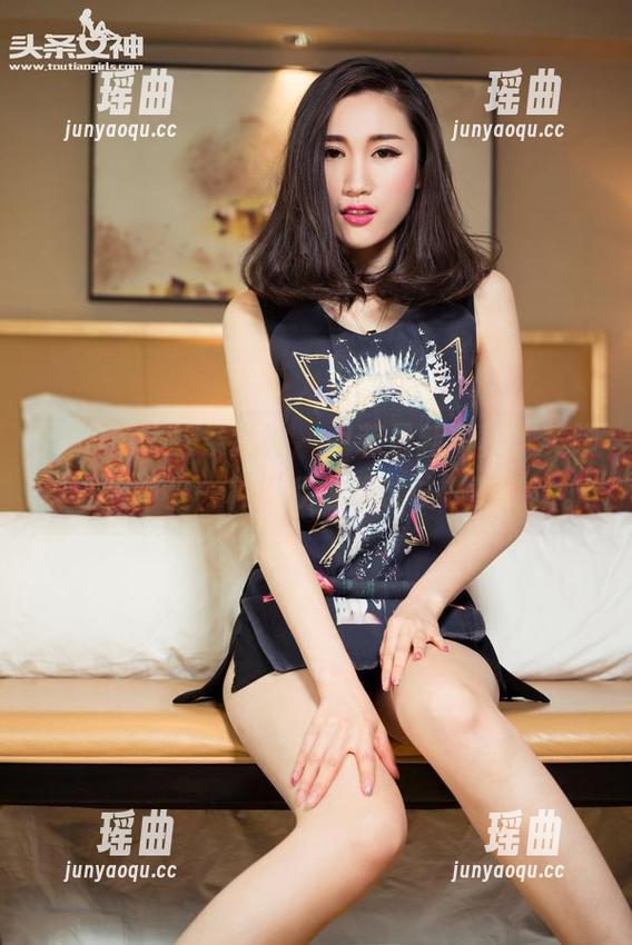 TouTiao头条女神-尹菲 TouTiao头条女神 - 尹菲最新写真,美脚真让人产生一种“我也想试试”的冲动。