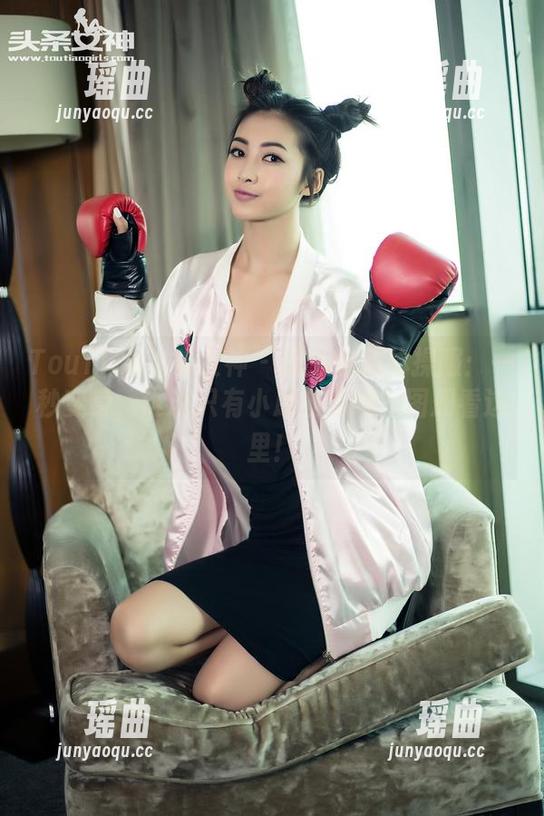 TouTiao头条女神-温心怡 TouTiao头条女神 - 温心怡的体操服:一秒变身,谁说只有小朋友能跳?图册看这里!