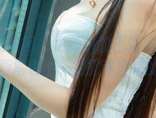 UGirls尤果网 – 更新中的王翊涵居家写真，拿起画笔也不一定能画出来的随性。