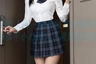 Xiuren秀人网 – 睡衣图集中的养乐多Doll，仿佛不小心掉入了裙摆的欢乐海洋