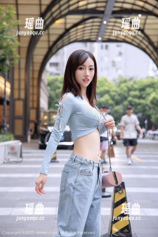 Xiuren秀人网-战姝羽Zina Xiuren秀人网 - 这泳池多深?战姝羽Zina全套图包里的波光粼粼