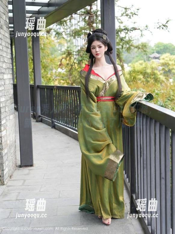 Xiuren秀人网-晚苏susu Xiuren秀人网 - 看晚苏susu的红裙,最新一波美图让你私心多了几个赞!