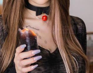 Yuka(유카)的红色独奏–在图库里玩蓝色蛋糕的游戏