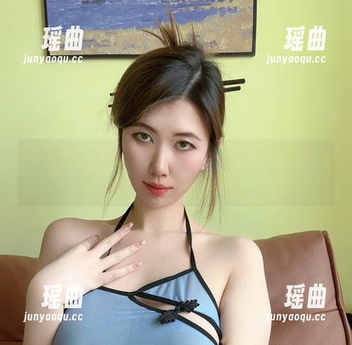 乙醇子 微密圈 - 这一组乙醇子的短裤写真,有种我该不该看的冲动。