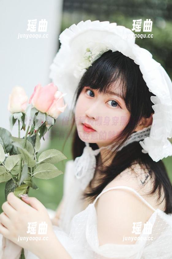 依依超级懒 私拍时间到!依依超级懒身穿黑丝制服,似乎有种不经意的魅惑…