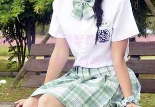 初夏女神 – 从书本到写真集，柒柒的学院之风太难以抗拒了。
