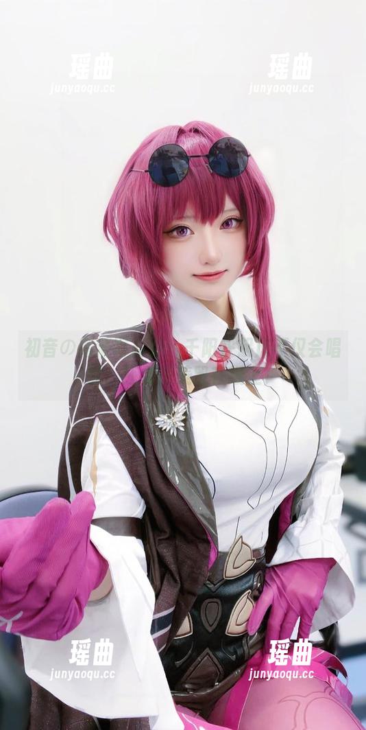 千阳快起床 初音の高清写真集:千阳快起床不仅会唱歌,还会把美留在纸上!