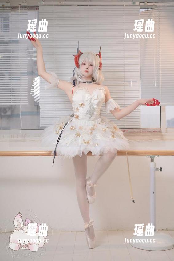 咬人小小兔 看原图痴迷,看套图猥琐,咬人小小兔的短裙让人着迷。