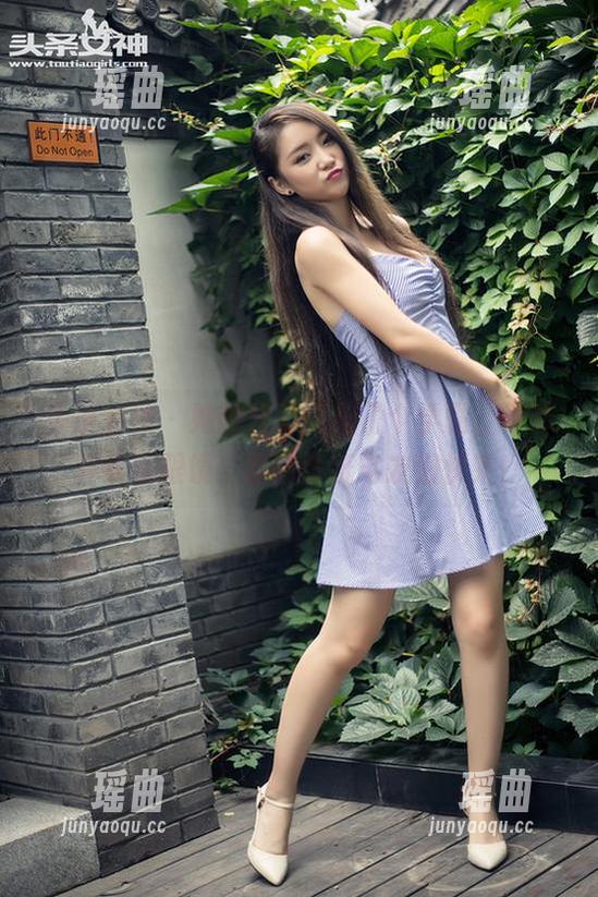 头条女神 - 她的样子像极了个学霸，尹菲真会挑眼镜！原图壁纸宅友们快来！
