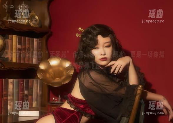 奇行家狗崽 奇行家狗崽的“无圣光”作品,浴场不止是水,更是一场体操服的轻舞飞扬。
