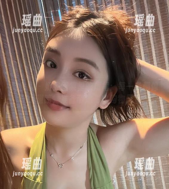 奶雯 微密圈 - 奶雯图集里的短裙:每一条都像是小翅膀,准备带她飞向购物天堂。
