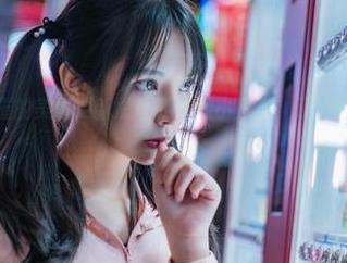 妍子坚不可摧的美图更新总让我想起小舟潮，那种呼之欲出的意涵实在