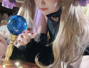小和甜酒的最新写真集里，阿维尔·纯白的身影藏着太多不为人知的趣事哦！