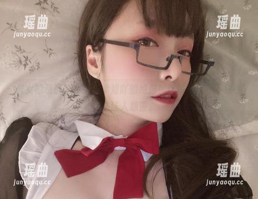 小泉学姐吖 修女的造型,是小泉学姐吖的绝招!这写真集不下载处处让人想歪。