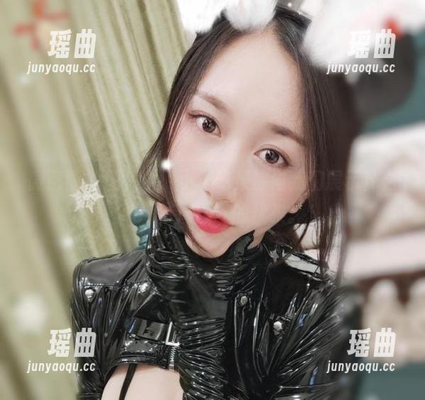 小玉吃果冻 微密圈 - 图集中,小玉吃果冻向我们展示什么叫“带尾巴”的优雅。