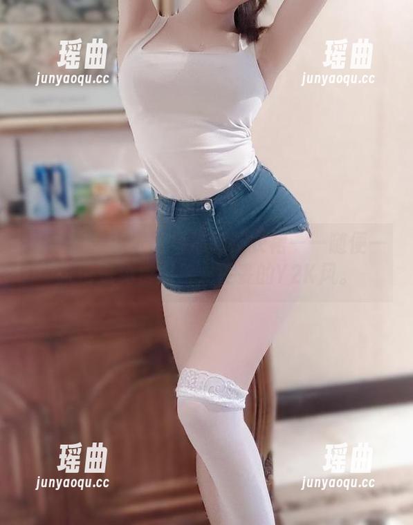 小玉吃果冻 微密圈 - 小玉吃果冻的连衣裙——随便一张也是免费照片,妥妥的Y2K风。