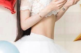 尤果网 – 小琪泳池写真：水花四溅，清凉一夏，能不能再来个高清洗澡？
