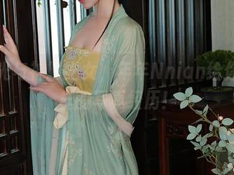 无圣光与神明之女，年年Nnian给你不一样的写真经历！