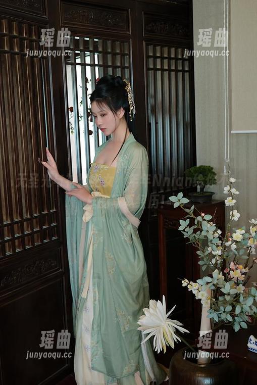 年年Nnian 无圣光与神明之女,年年Nnian给你不一样的写真经历!