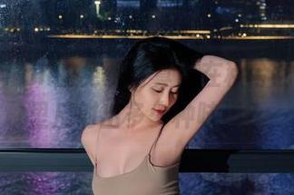 年年Nnian的免费写真，在秋兮的深色调里反射出多少种味道？