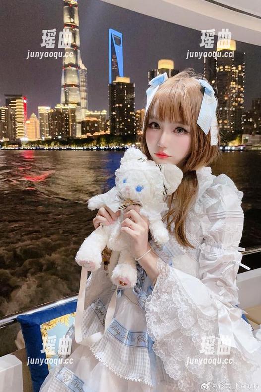 最新发布，彩芸_Nebula的修女作品，常见的修女，暗暗有种不一般的气息。