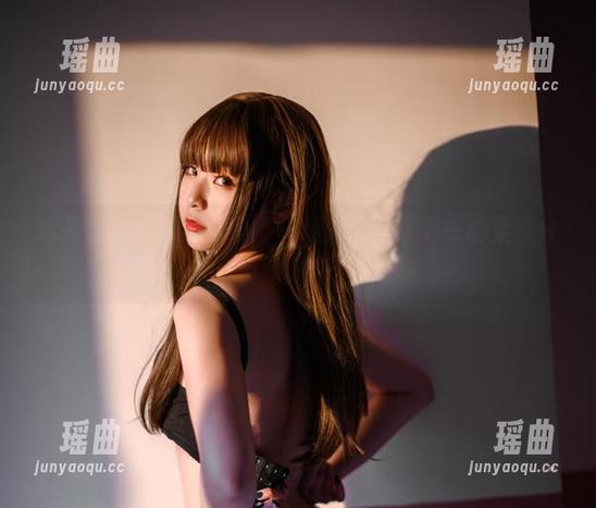 是青水 这是是青水的写真集!一场关于露背毛衣的柔软分享