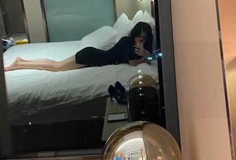 微密圈 – 连体衣英语确实难，林子琳喵的尴尬套图让我想起了我的无力感。