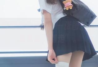 桜桃喵的短裙合集，每一张图片都像是在跟我说“别走”。