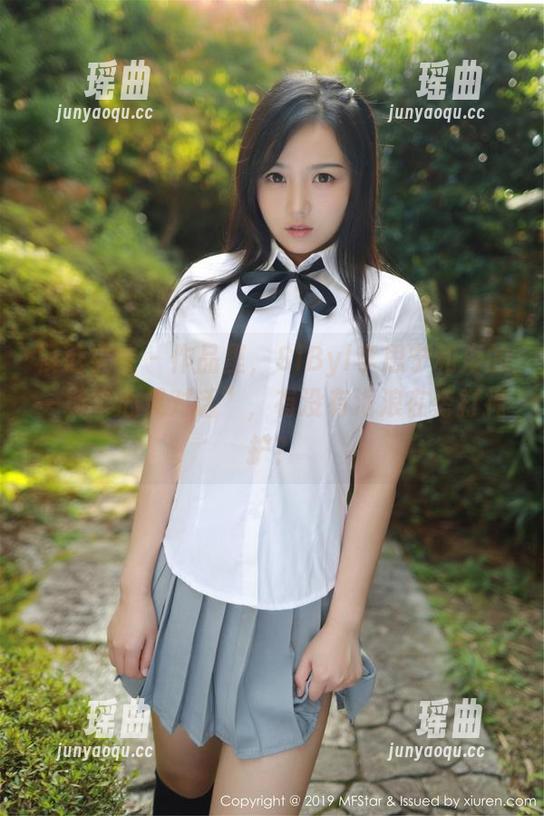 模范学院-SiByl李思宁 模范学院 - 作品里,SiByl李思宁和海的一场“心灵对话”,有没有海浪在旁打掩护?
