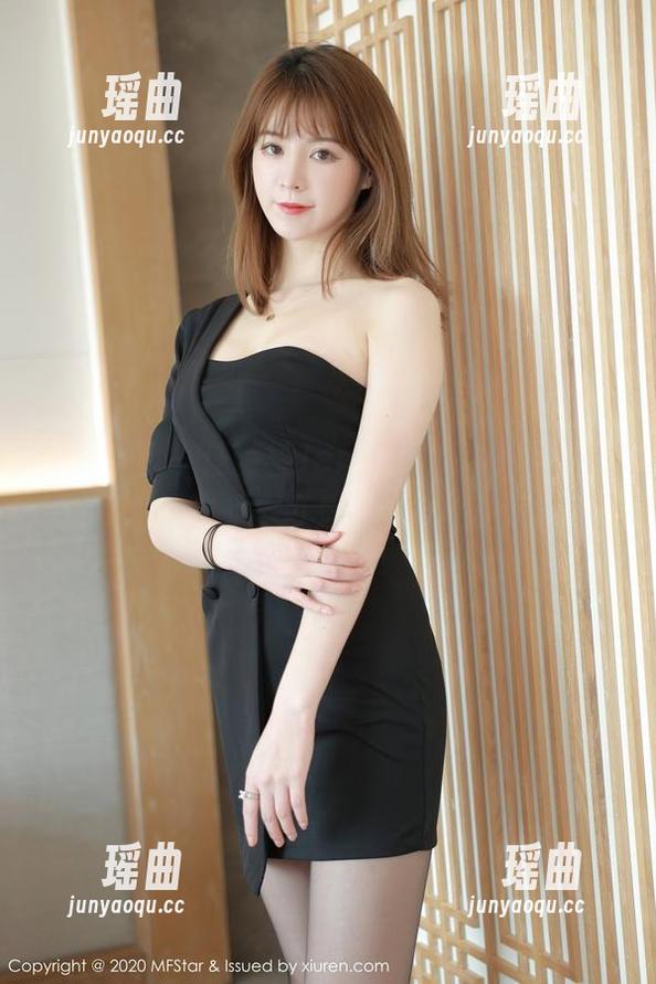 模范学院 - 任莹樱Jenny的高清户外写真：我想抄作业，可是谁能教我这气质！