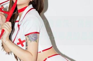 探进洛丽塔大哥的粉色魔法：精选cos，仿佛每个画面都在吞噬我的思绪。
