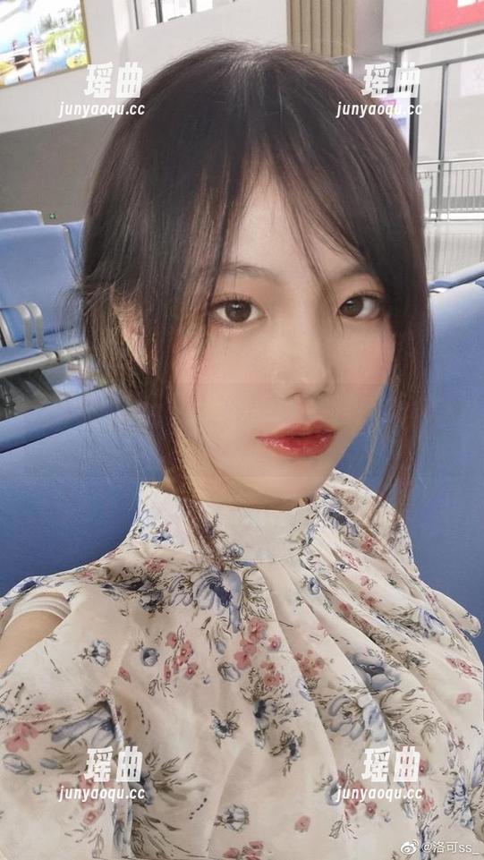 洛可ss的女孩图集：穿越云端的轻盈步伐，瞧着心里软软的。