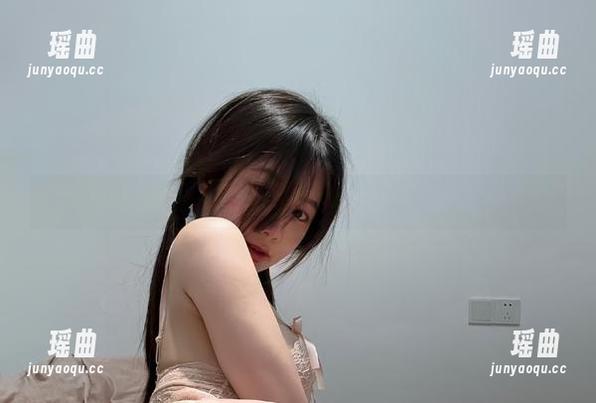 火龙果羊 微密圈 - 火龙果羊在在线写真中与奶牛的一种微妙对话