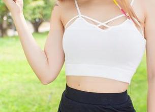 爱蜜社 – 张思允Nice穿着粉色的原图太抢眼了，分享给大家，记得拿好小心脏。
