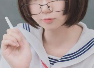 制服与黑丝同框，白金Saki的图册让我回味无穷。
