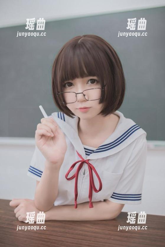 制服与黑丝同框，白金Saki的图册让我回味无穷。