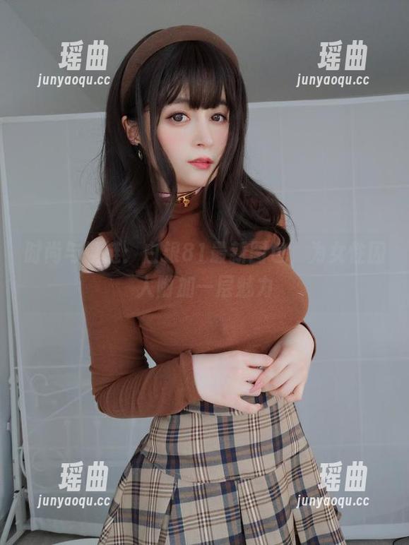 白银81 时尚与锁链:白银81最新图包,为女性囚人附加一层魅力