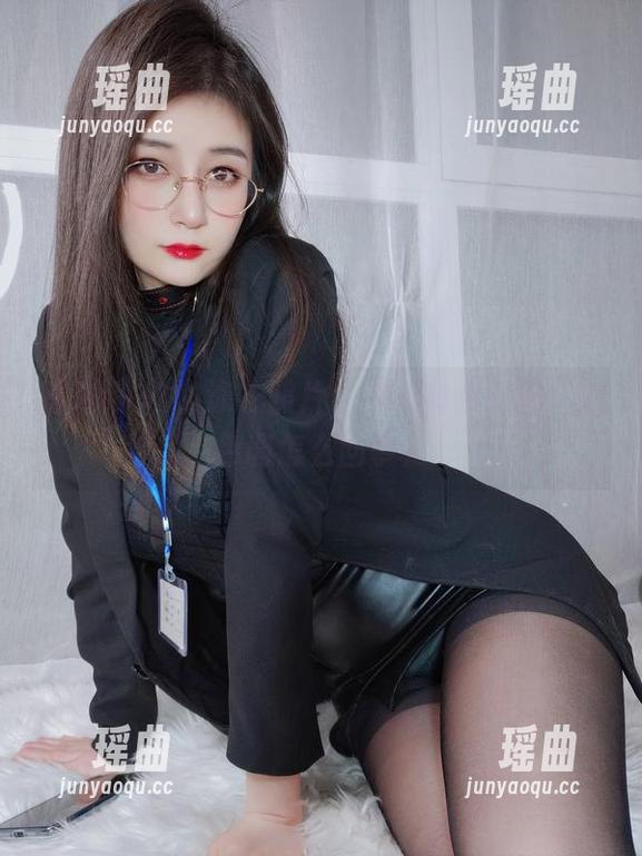 白银81 看白银81的泳衣照片,内心有点复杂,这色调怎么回事?