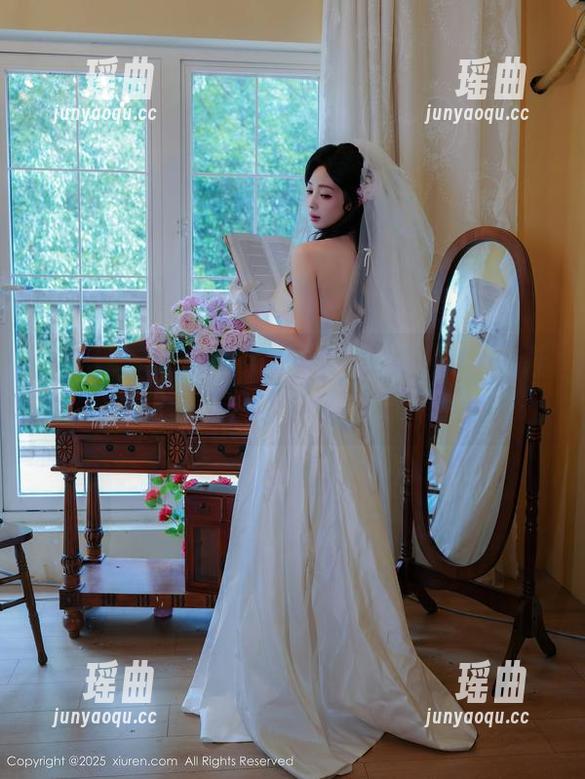 秀人网-俞漫 秀人网 - 俞漫在家拍写真:别让我的拖鞋看到,下载收藏不怕被识破!