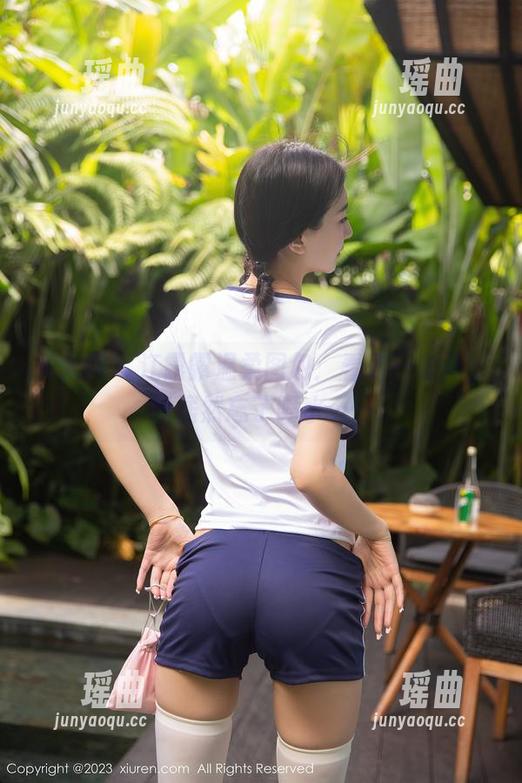 秀人网-江露露 秀人网 - 江露露温柔图包:看了一会儿,我居然忘了喝水……