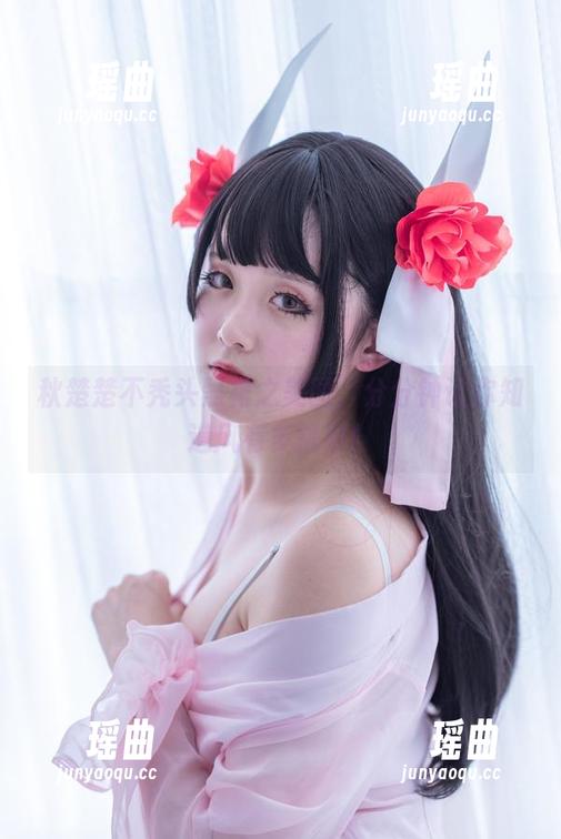 秋楚楚不秃头 秋楚楚不秃头黑裙之美图,分分钟让你知道风有多挑剔!