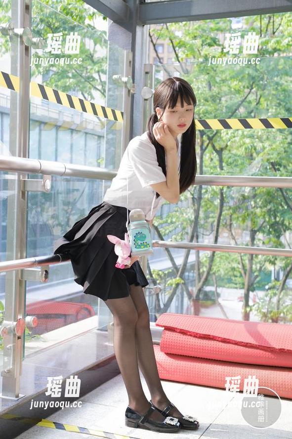 稚乖画册 - 快看赤西夜夜的私房镜头，捉住了“初音少女”的温柔瞬息。