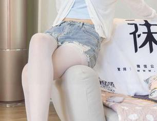 袜啵啵 – 这组美图！砂糖和她的白棉袜拼得可真漂亮。